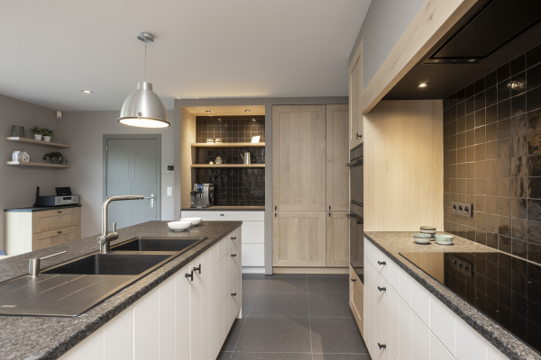 Landelijke keuken met eiland, kaderdeuren eik en gegroefde deuren gepoederlakt, met knopjes en zwevende leggers, met luifel