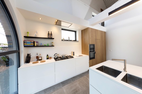 Kastenwand gaskookplaat en dampkap in luifel fronten in poederlak wit kolomkasten eik