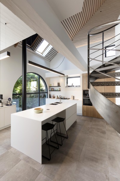 Moderne keuken in open ruimte open tot in de nok en gebogen raam