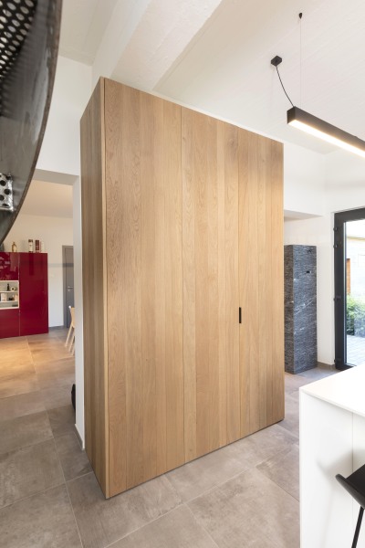 Koffiecorner in kolomkast eik met inschuifdeuren en ingewerkte led-strip